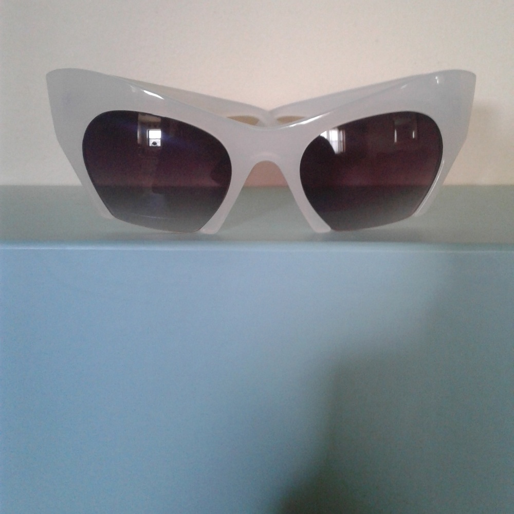 BRAND NEW WOMAN'S SUNGLASSES WHITE/TRANSLUCENT